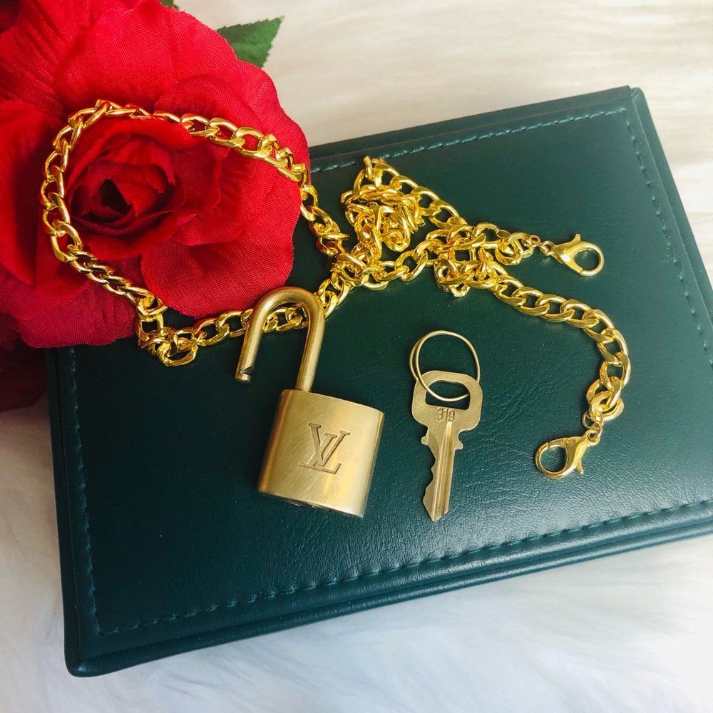 🍒3️⃣2️⃣2️⃣🍇Auth Louis Vuitton Padlock + 1 key🔑